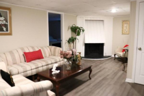 Spacious 2bdrm apartment in home 10mins to Airport